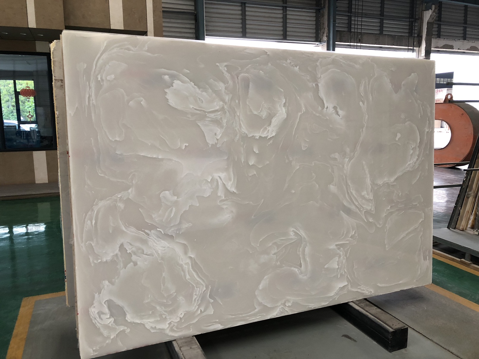 Artificial translucent onyx slabs
