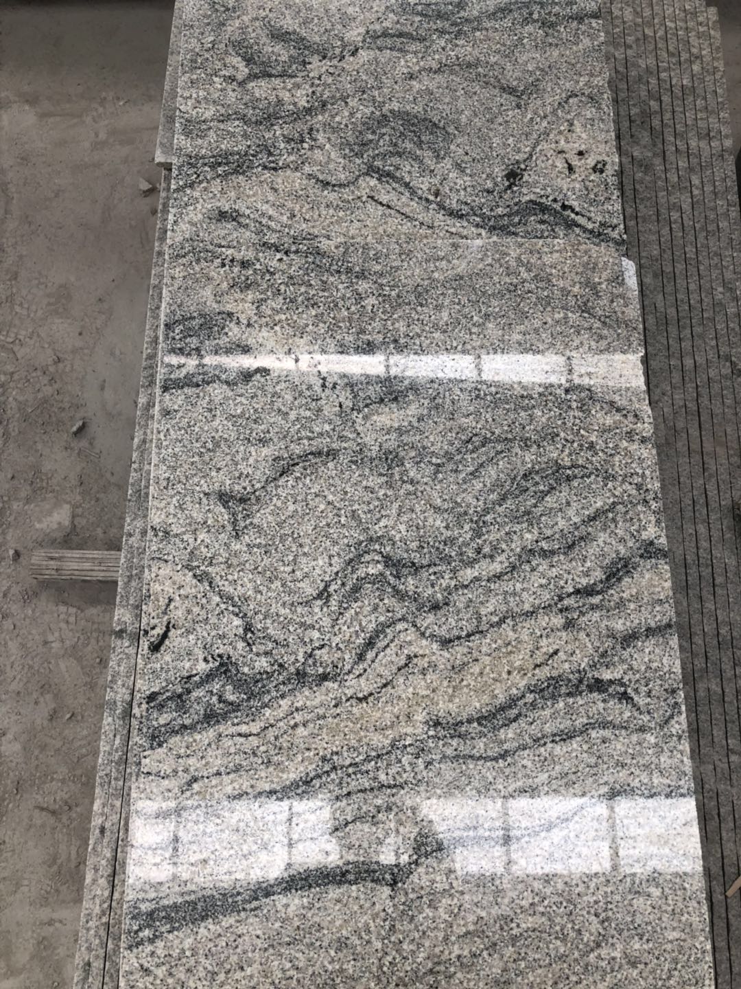 <strong>New Kashmir White granite tile</strong>